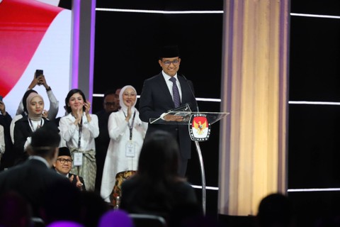 Capres nomor urut 01 Anies Baswedan menyampaikan gagasannya saat Debat Kelima Pilpres 2024 di Jakarta Convention Centre (JCC), Jakarta, Minggu (4/2/2024). Foto: Iqbal Firdaus/kumparan