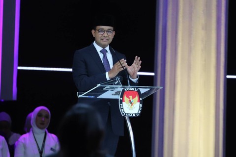 Capres nomor urut 01 Anies Baswedan menyampaikan gagasannya saat Debat Kelima Pilpres 2024 di Jakarta Convention Centre (JCC), Jakarta, Minggu (4/2/2024). Foto: Iqbal Firdaus/kumparan