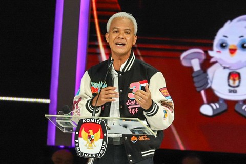 Capres nomor urut 03 Ganjar Pranowo menyampaikan gagasannya saat Debat Kelima Pilpres 2024 di Jakarta Convention Centre (JCC), Jakarta, Minggu (4/2/2024). Foto: Iqbal Firdaus/kumparan