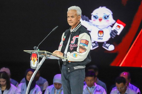 Capres nomor urut 03 Ganjar Pranowo menyampaikan gagasannya saat Debat Kelima Pilpres 2024 di Jakarta Convention Centre (JCC), Jakarta, Minggu (4/2/2024). Foto: Iqbal Firdaus/kumparan