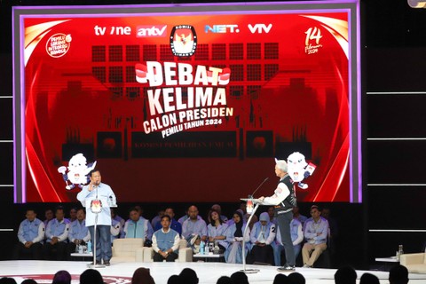 Capres nomor urut 02 Prabowo Subianto dan Capres nomor urut 03 Ganjar Pranowo saat Debat Kelima Pilpres 2024 di Jakarta Convention Centre (JCC), Jakarta, Minggu (4/2/2024). Foto: Iqbal Firdaus/kumparan
