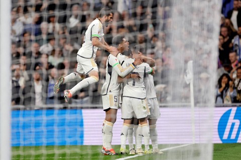Selebrasi pemain Real Madrid usai mencetak gol ke gawang Atletico Madrid  pada pertandingan Liga Spanyol di Santiago Bernabeu, Madrid, Minggu (4/2/2024). Foto: OSCAR DEL POZO / AFP