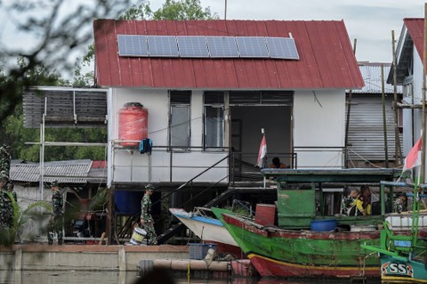 Pekerja menyelesaikan pembangunan rumah panggung di Blok Empang, Kecamatan Penjaringan, Jakarta, Senin (5/2/2024). Foto: Bayu Pratama S/ANTARA FOTO