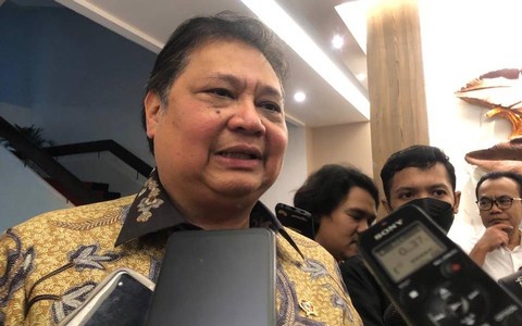 Menko Perekonomian Airlangga Hartarto dalam konferensi pers di kantornya, Senin (5/2/2024). Foto: Ave Airiza Gunanto/kumparan