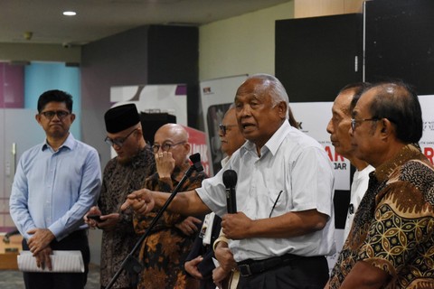 Taufiequrrachman Ruki (ketiga kanan).  Foto: Indrianto Eko Suwarso/ANTARA FOTO