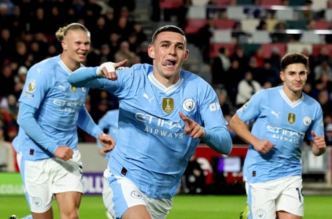 Phil Foden berselebrasi dengan Erling Haaland dan Julian Alvarez saat Brentford vs Man City dalam laga pekan ke-23 Liga Inggris 2023/24 di Brentford Community Stadium pada Selasa (6/2) dini hari WIB. Foto: REUTERS/David Klein