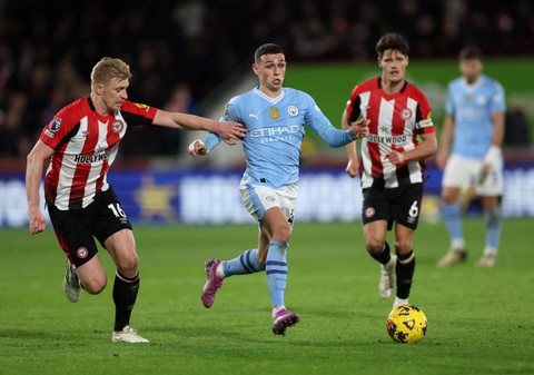 Phil Foden dikejar Ben Mee dan Christian Norgaard saat Brentford vs Man City dalam laga pekan ke-23 Liga Inggris 2023/24 di Brentford Community Stadium pada Selasa (6/2) dini hari WIB. Foto: REUTERS/David Klein