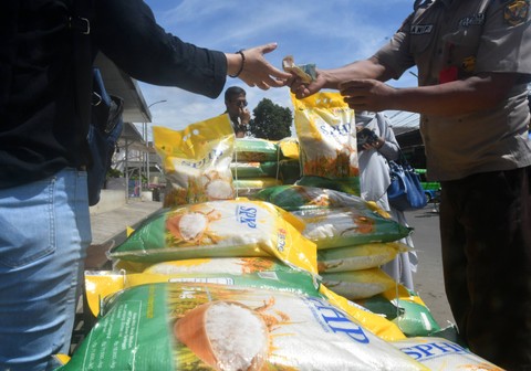 Warga membeli beras saat Gerakan Pangan Murah di Pasar Kebon Kembang Blok F Trade Center, Kota Bogor, Jawa Barat, Selasa (16/1/2024). Foto: ANTARA FOTO/Arif Firmansyah