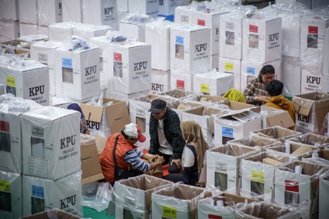 Kelompok Penyelenggara Pemungutan Suara (KPPS) di wilayah Kecamatan Cempaka Putih melakukan setting packing logistik pemilihan umum (Pemilu) 2024 di GOR Cempaka Putih, Jakarta, Selasa (6/2/2024). Foto: Jamal Ramadhan/kumparan