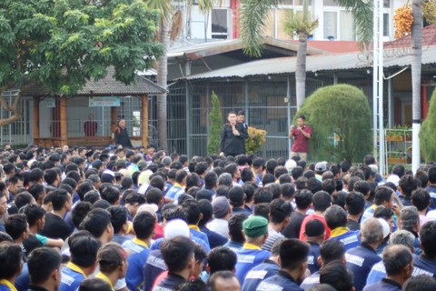 Kepala Lapas Kelas IIA Karawang, Christo Toar saat memberikan pemahaman seputar pemilu terhadap 1.081 warga binaan. Dok: kumparan