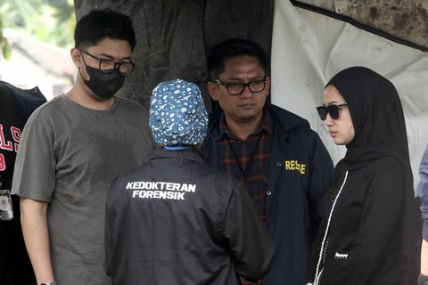 Artis Tamara Tyasmara saat menghadiri autopsi anaknya di TPU Jeruk Purut, Jakarta, Selasa (6/02/2024). Foto: Dok. Agus Apriyanto