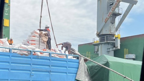 Proses bongkar muat kapal kargo beras Bulog di Terminal Jamrud, Pelabuhan Tanjung Perak, Surabaya, Jawa Timur pada Selasa (6/2/2024). Foto: Widya Islamiati/kumparan