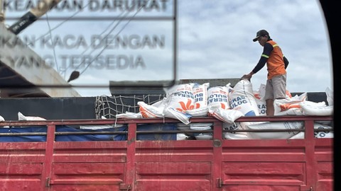  Proses bongkar muat kapal kargo beras Bulog di Terminal Jamrud, Pelabuhan Tanjung Perak, Surabaya, Jawa Timur pada Selasa (6/2). Widya Islamiati/kumparan