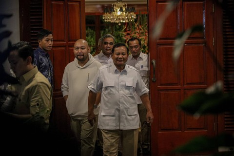 Ketua Umum Partai Gerindra Prabowo Subianto menyapa wartawan saat HUT ke-16 Partai Gerindra di Kertanegara, Jakarta, Selasa (6/2/2024). Foto: Jamal Ramadhan/kumparan