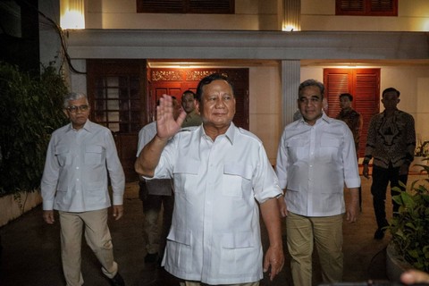 Ketua Umum Partai Gerindra Prabowo Subianto menyapa wartawan saat HUT ke-16 Partai Gerindra di Kertanegara, Jakarta, Selasa (6/2/2024). Foto: Jamal Ramadhan/kumparan