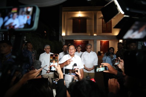 Capres nomor urut 2, Prabowo Subianto merayakan Hari Ulang Tahun (HUT) ke-16 Partai Gerindra yang digelar secara sederhana di kediamannya di Jalan Kertanegara no.4, Jakarta Selatan, Selasa (6/2/2024). Foto: Dok. Istimewa