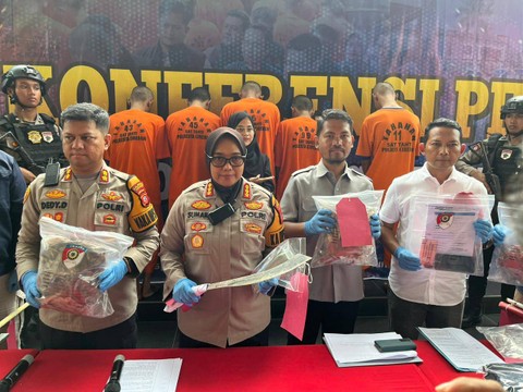 Kapolresta Cirebon Kombes Sumarni memegang parang yang digunakan OB Koperasi BMI untuk bacok 4 korbannya. (6/2/2024) Foto: Panji Asmara/kumparan