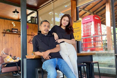 Furry Setya dan Dwinda Ratna. Foto: Instagram/@dwindaratna