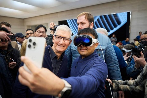 CEO Apple, Tim Cook, selfie bersama pelanggan yang memakai Apple Vision Pro. Foto: Apple