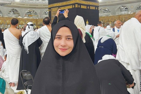 Prilly Latuconsina saat jalani ibadah umrah. Foto: Instagram/@prillylatuconsina96