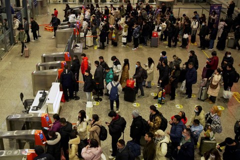 Wisatawan mengantri untuk memasuki stasiun kereta Shanghai Hongqiao, selama kesibukan perjalanan Festival Musim Semi menjelang Tahun Baru Imlek, di Shanghai, China, Senin (5/2/2024). Foto: Nicoco Chan/REUTERS