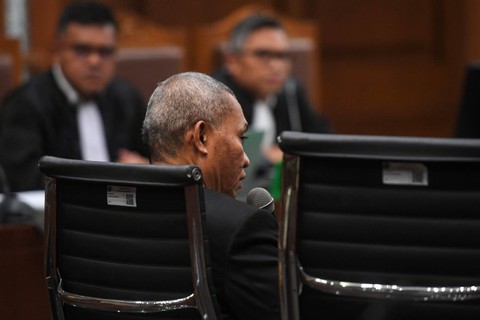 Terdakwa kasus dugaan perintangan penyidikan kasus korupsi Lukas Enembe, Stefanus Roy Rening memberikan pendapatnya saat sidang pembacaan vonis di Pengadilan Tipikor, Jakarta, Rabu (7/2/2024). Foto: Muhammad Adimaja/ANTARA FOTO