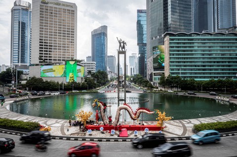 Sejumlah pekerja menyelesaikan pembuatan dekorasi liong atau naga raksasa di kawasan Bundaran HI, Jakarta, Rabu (7/2/2024). Foto: Aprillio Akbar/ANTARA FOTO