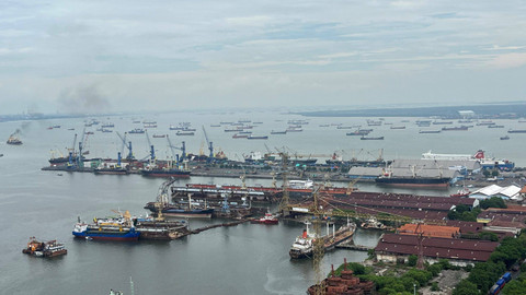 Terminal Jamrud, Nilam dan Mirah dari atas Pelindo Place Office Tower di Pelabuhan Tanjung Perak, Surabaya Jawa Timur pada Selasa (6/2/2024). Foto: Widya Islamiati/kumparan