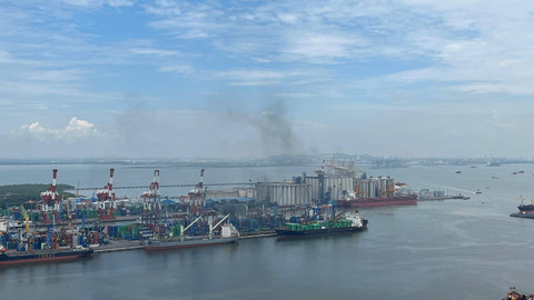 Terminal Jamrud, Nilam dan Mirah dari atas Pelindo Place Office Tower di Pelabuhan Tanjung Perak, Surabaya Jawa Timur pada Selasa (6/2/2024). Foto: Widya Islamiati/kumparan
