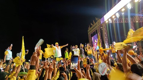 Ketua Umum Golkar Airlangga Hartarto tiba di lokasi Kampanye Akbar Golkar di Lapangan Panahan Stadion Pakansari, Bogor, Rabu (7/2/2024). Foto: Thomas Bosco/kumparan