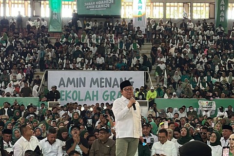 Cawapres 01 Muhaimin Iskandar (Cak Imin) menyapa kader PKB di Gor C-Tra Arena, Kota Bandung, Jawa Barat, Kamis (8/2/2024). Foto: Haya Syahira/kumparan