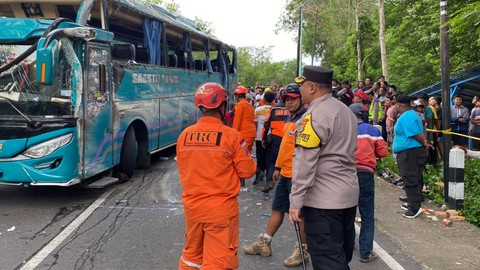 Sebuah bus terguling di jalan menurun di kawasan Bukit Bego, Imogiri, Kabupaten Bantul, Kamis (8/2). Satu orang dilaporkan meninggal dunia dalam kecelakaan tersebut.  Foto: Polres Bantul