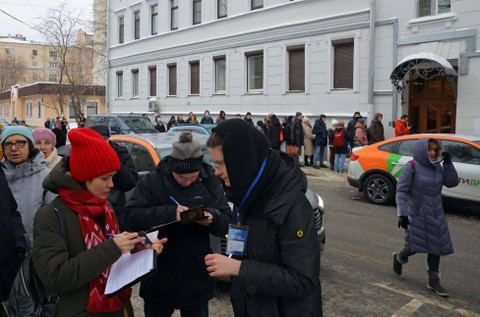 Warga memberikan tanda tangan dukungan untuk Boris Nadezhdin di Pilpres Rusia 2024. Foto: Evgenia Novozhenina/REUTERS
