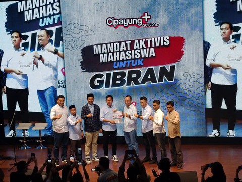 Cawapres nomor urut 02, Gibran Rakabuming Raka menghadiri acara Mandat Aktivis Mahasiswa untuk Gibran di De Majestic, Braga, Bandung, Kamis (8/2) malam.  Foto: Zamachsyari/kumparan