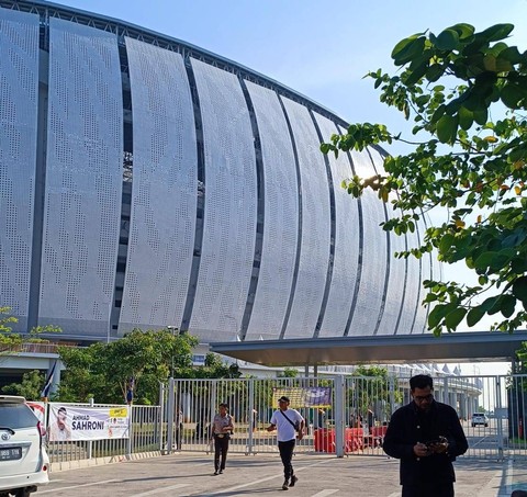 Situasi JIS menjelang kampanye akbar paslon 01. Petugas sterilkan lokasi dari warga dan relawan, Jumat (9/2/2024). Foto: Thomas Bosco/kumparan