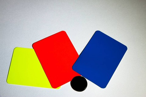Ilustrasi kartu kuning, merah dan biru. Foto: Worawut Lomchoey/Shutterstock