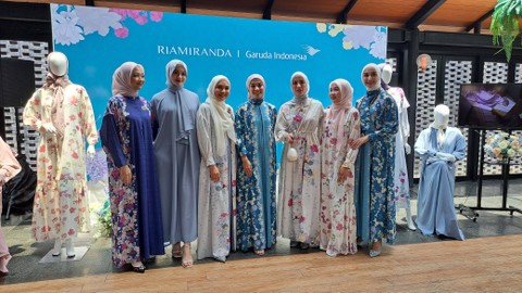Koleksi spesial RiaMiranda x Garuda Indonesia untuk pakaian Haji dan Umrah perempuan 2024. Foto: kumparan/Hutri Dirga