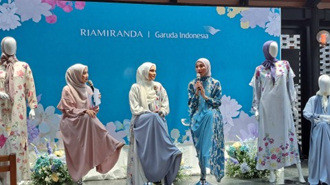 Peluncuran koleksi spesial pakaian Haji dan Umrah 2024 RiaMiranda x Garuda Indonesia. Foto: kumparan/Hutri Dirga