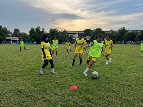 Sesi latih tanding di Sekolah Sepak Bola (SSB) Putri BMI FA. Foto: Aji Nugrahanto/kumparan