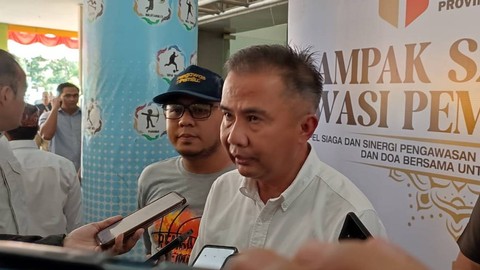 Pj Gubernur Jabar, Bey Machmudin, saat menyampaikan keterangan soal persiapan masa tenang Pemilu di Sport Jabar, Arcamanik, Kota Bandung, pada Jumat (9/2/2024). Foto: Rachmadi Rasyad/kumparan