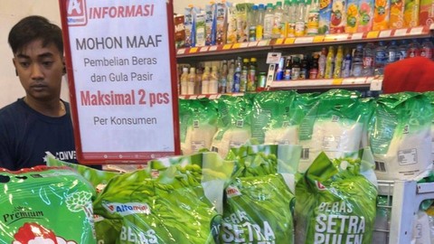 Imbauan pembelian beras premium di Alfamidi Jalan Poltangan, Jakarta Selatan pada Jumat (9/2/2024). Foto: Widya Islamiati/kumparan