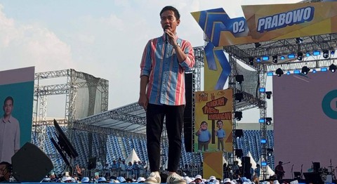 Cawapres nomor urut 02, Gibran Rakabuming Raka, menghadiri acara Konser Musik Kopi Pagi di Stadion Si Jalak Harupat, Kabupaten Bandung, Jawa Barat, Jumat (9/2/2024). Foto: Zamachsyari/kumparan