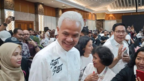 Capres 03 Ganjar Pranowo menghadiri acara Pesan Cinta Alumni Kampus Jawa Barat di Grand Sahid Jaya, Jumat (9/2/2024). Foto: Annisa Thahira Madina/kumparan