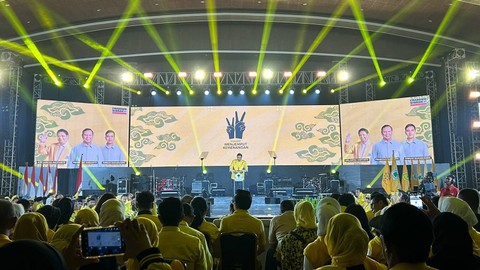 Ketum Golkar Airlangga Hartarto bersama sejumlah kader menghadiri kampanye pamungkas di Lembang, Bandung, Jawa Barat, Jumat (9/2/2024). Foto: Hedi/kumparan