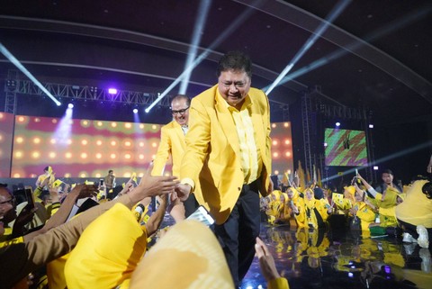 Ketua Umum Golkar Airlangga Hartarto di kampanye pamungkas bertajuk Konser Menjemput Kemenangan di Lembang, Bandung, Jumat (9/2/2024). Foto: Golkar 