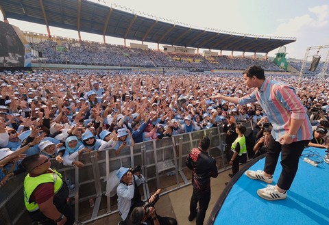 Cawapres nomor urut 02, Gibran Rakabuming Raka, menghadiri acara Konser Musik Kopi Pagi di Stadion Si Jalak Harupat, Kabupaten Bandung, Jawa Barat, Jumat (9/2/2024). Foto: Dok. Istimewa