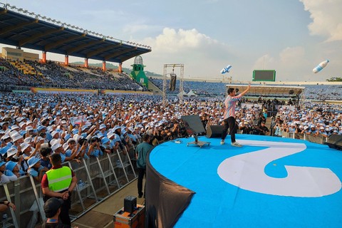 Cawapres nomor urut 02, Gibran Rakabuming Raka, menghadiri acara Konser Musik Kopi Pagi di Stadion Si Jalak Harupat, Kabupaten Bandung, Jawa Barat, Jumat (9/2/2024). Foto: Dok. Istimewa