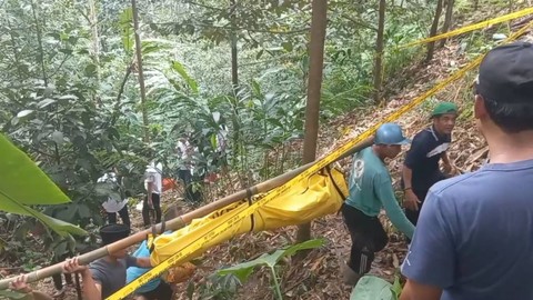 Jasad seorang wanita bernama Manir (55) ditemukan di jurang di Desa Tileng, Kecamatan Dagangan, Kabupaten Madiun, Senin (5/2/2024). Foto: Dok. Istimewa