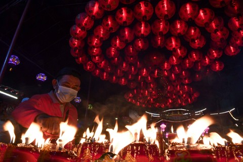 Seorang petugas menyalakan lilin saat sembahyang malam pergantian Tahun Baru Imlek 2575/2024 di Kleteng Tao Se Bio, Petak Sembilan, Jakarta, Jumat (9/2/2024).  Foto: Wahyu Putro A/ANTARA FOTO