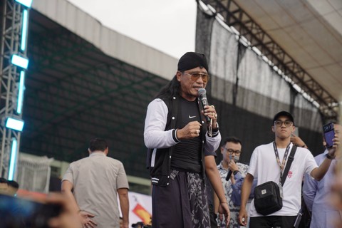 Pimpinan Pondok Pesantren Ora Aji Sleman, Gus Miftah memimpin selawatan bersama ratusan ribu warga dan capres nomor 2, Prabowo Subianto di GOR Delta Sidoarjo, Jawa Timur, Jumat (9/2/2024). Foto: Dok. Istimewa